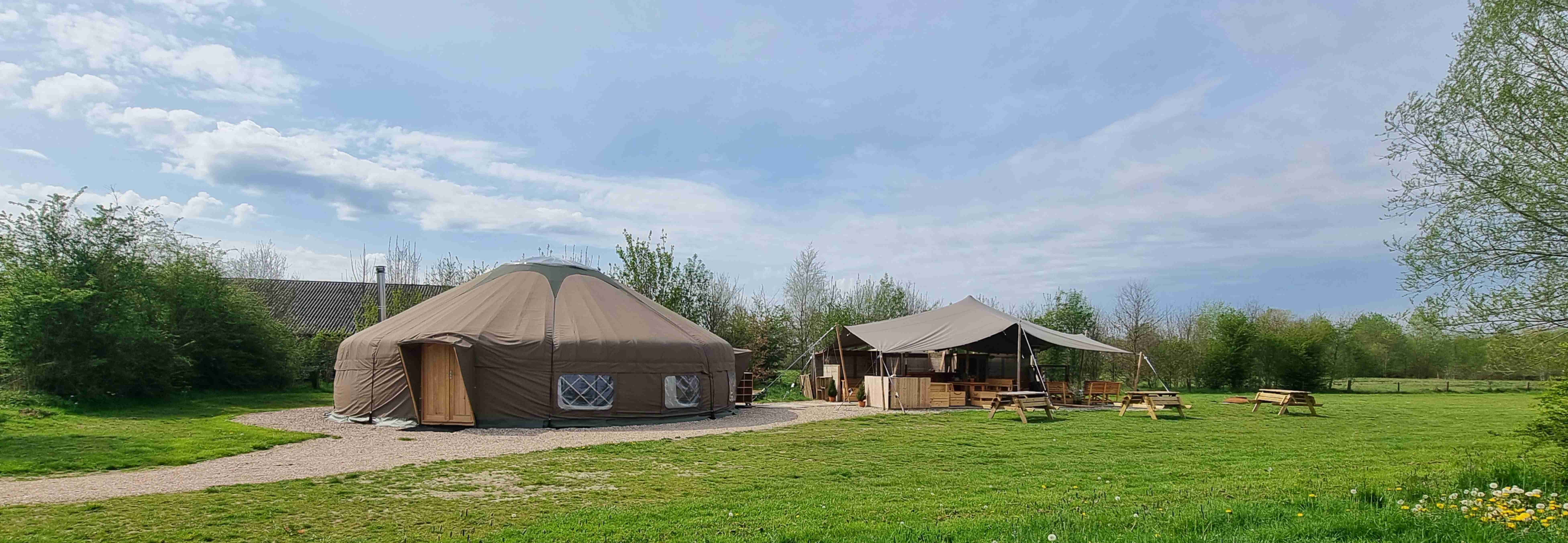 De-Verwondering-earth-yurt-terras